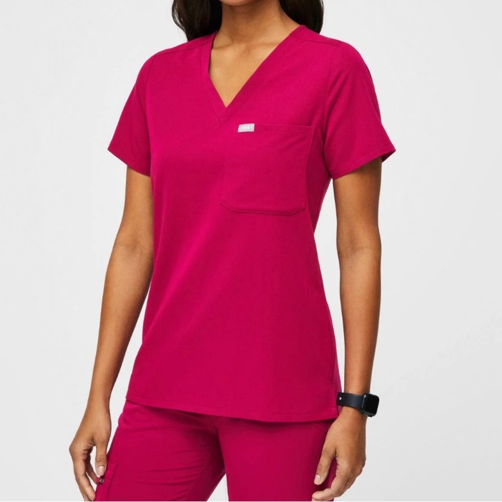 BNWT figs Catarina one pocket scrub top. Ultra rose. Size S